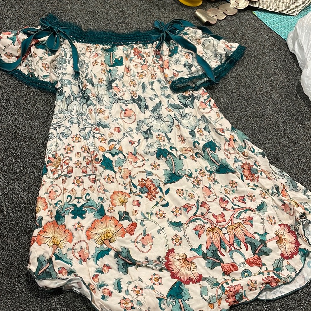 Despi with tags mini dress. Green bows on sleeve a floral print
